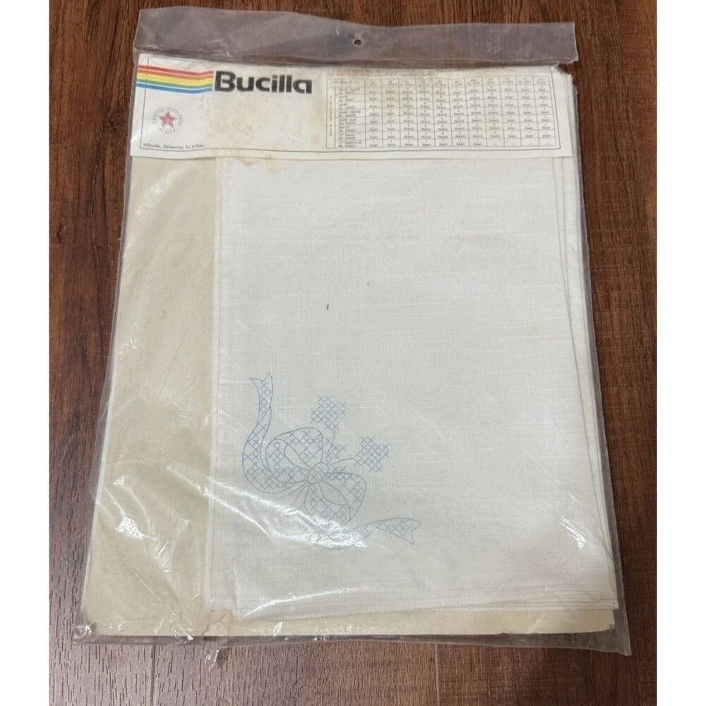 Bucilla Vintage Embroidery Country Wreath Set of 4 Napkins New